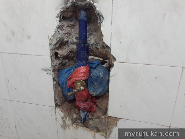 paip air bocor dalam dinding