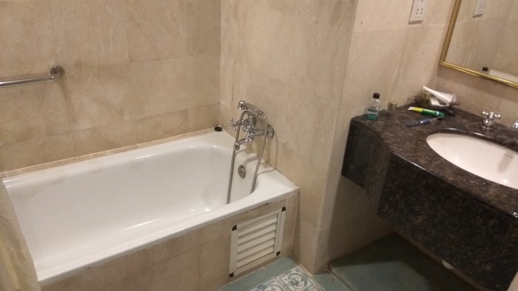 Tub mandian dan juga singki bilik air hotel Century Pines Resort