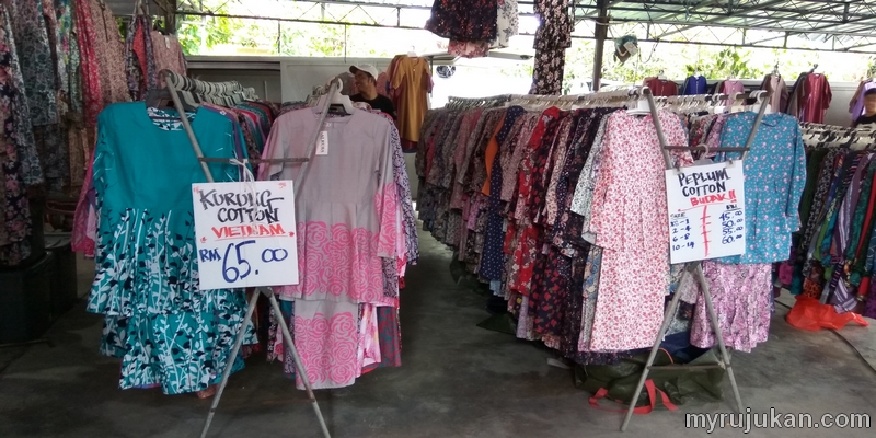 Banyak pakaian wanita muslimah berharga murah dijual di Pasar Kemboja