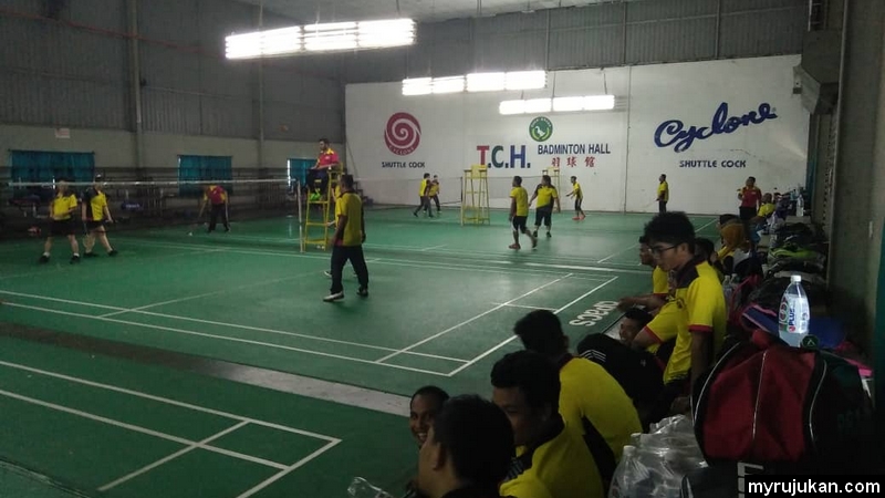 Pertandingan Badminton Di TCH Badminton Hall Penang